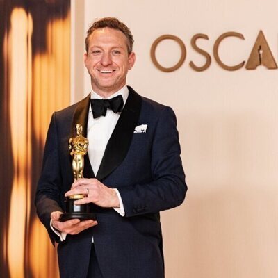 Lol Crawley posa con su Oscar 2025