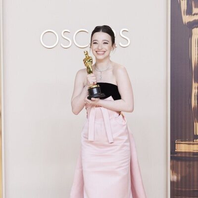 Mikey Madison posa con su Oscar