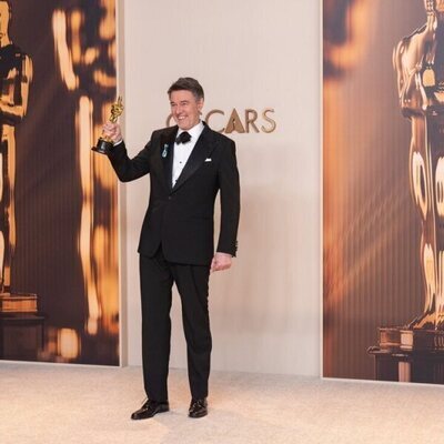 Peter Straughan posa con su Oscar