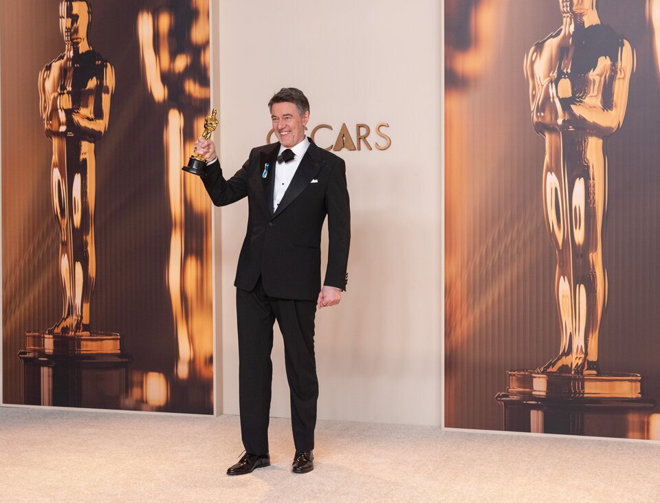 Peter Straughan posa con su Oscar