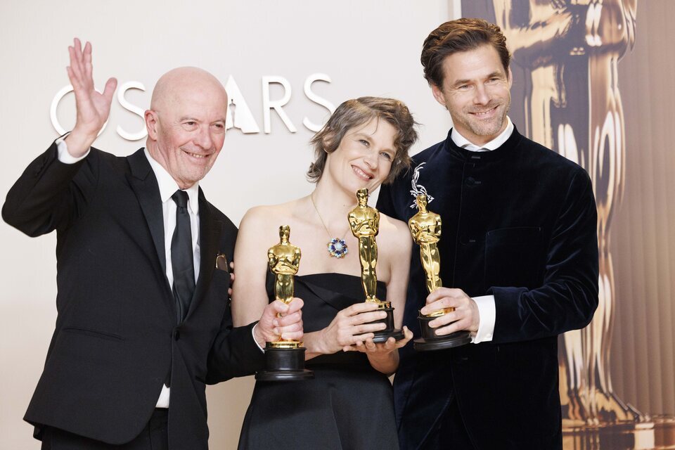 Jacques Audiard, Camille Dalmais y Clément Ducol posan con el Oscar