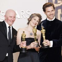 Jacques Audiard, Camille Dalmais y Clément Ducol posan con el Oscar