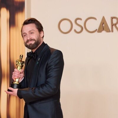 Kieran Culkin posa con su Oscar 2025