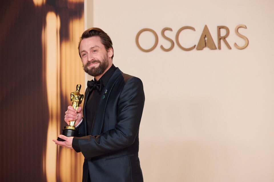 Kieran Culkin posa con su Oscar 2025