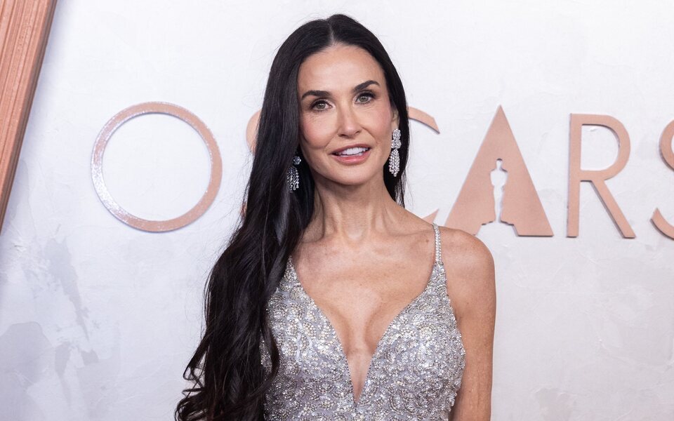 Demi Moore en la alfombra roja de los Oscar 2025