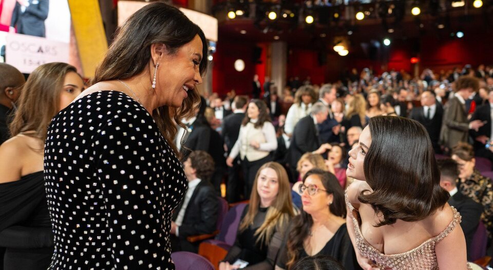 Karla Sofía Gascón saludando a Selena Gómez en una pausa de los Oscar 2025