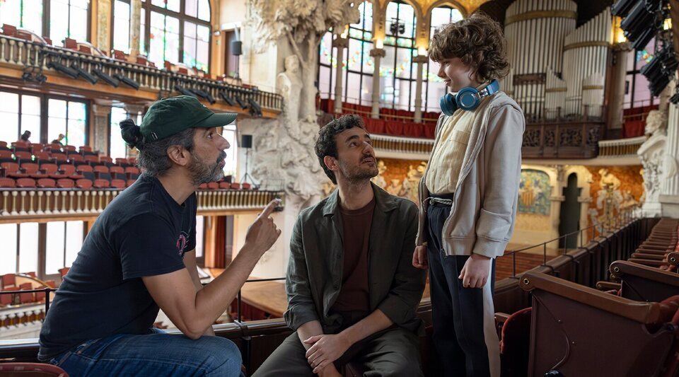 El director Javier Ruiz Caldera junto a Miki Esparbé y Jordi Catalán en el set de 'Wolfgang (Extraordinario)'