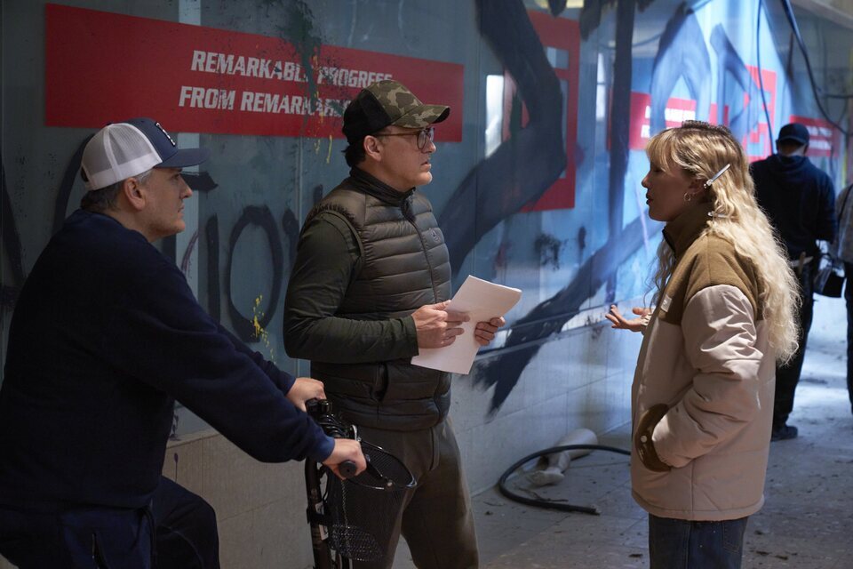 Joe y Anthony Russo con Millie Bobby Brown en el rodaje de 'Estado eléctrico'