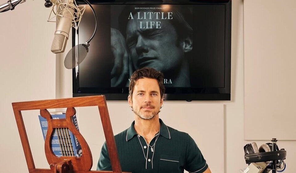 Matt Bomer en la grabación del audiolibro de 'Tan poca vida'