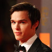 Nicholas Hoult en la alfombra roja de los BAFTA 2011