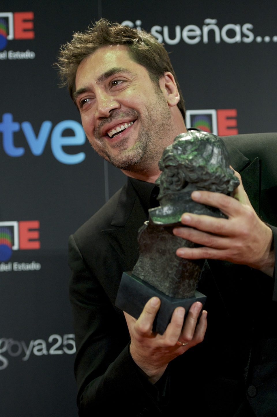 Javier Bardem posa sonriente con su Goya