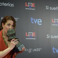 Nora Navas besa su Goya tras la gala