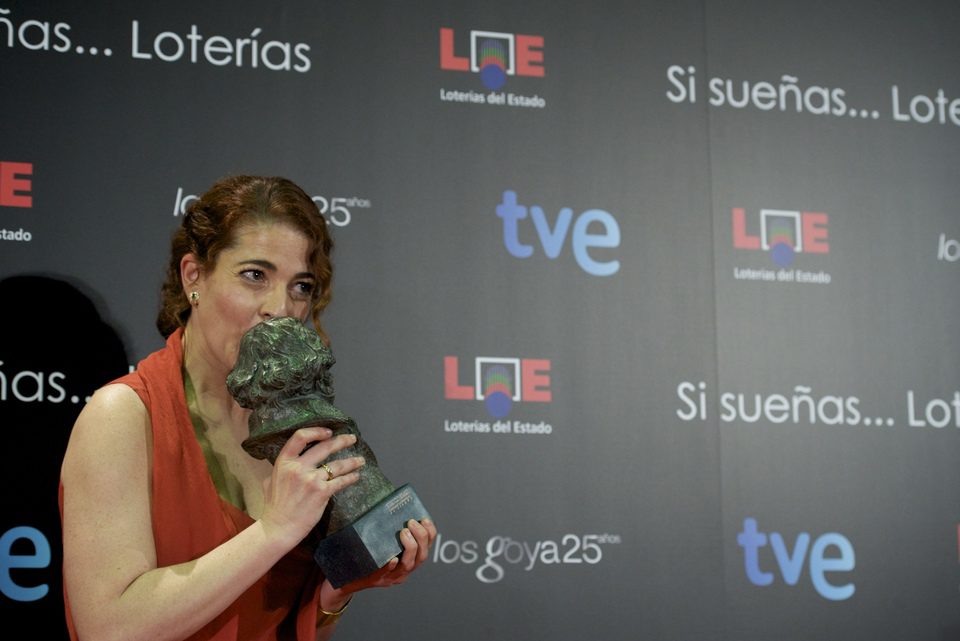 Nora Navas besa su Goya tras la gala