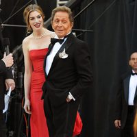 Anna Hathaway y Valentino en los Oscar 2011