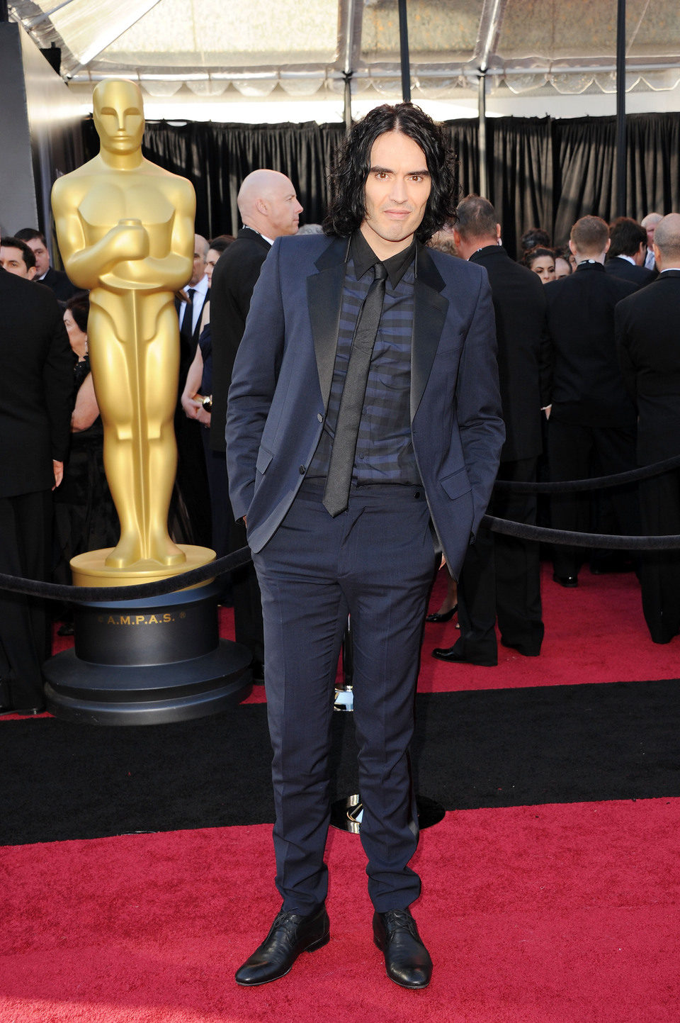 Russell Brand posa en la alfombra roja de los Oscar 2011