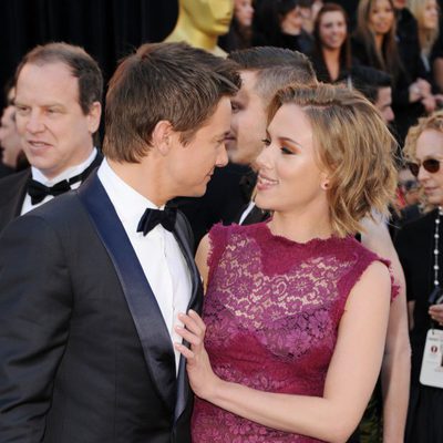 Jeremy Renner y Scarlett Johanson coinciden en la alfombra roja de los Oscar 2011