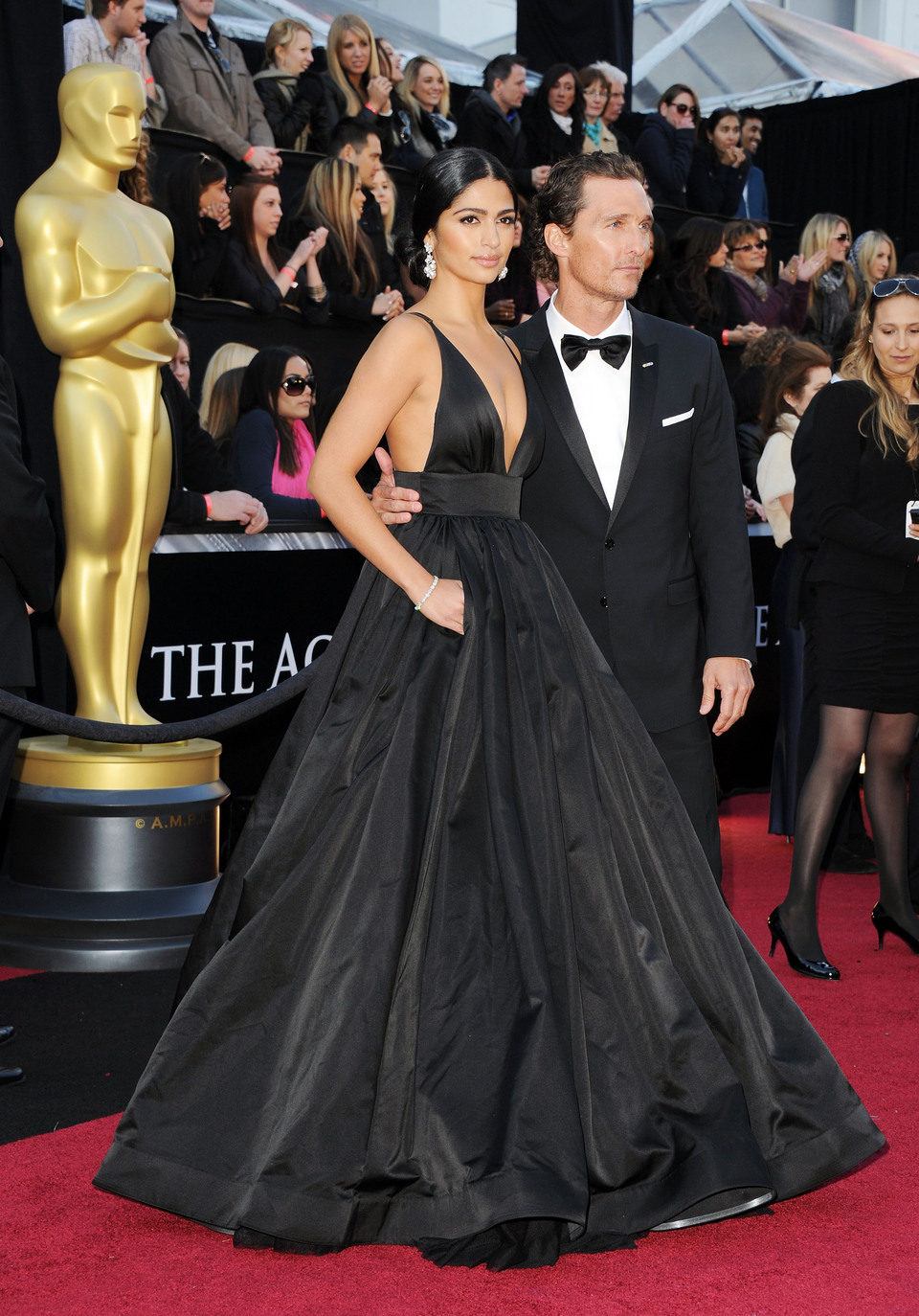 Camila Alves y Matthew McConaughey en la alfombra roja de los Oscar 2011