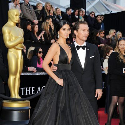 Camila Alves y Matthew McConaughey en la alfombra roja de los Oscar 2011