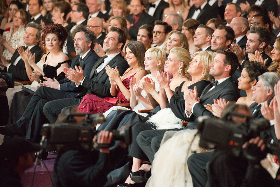 Muchas caras famosas rodean a Penélope Cruz y Javier Bardem en la gala de los Oscar 2011