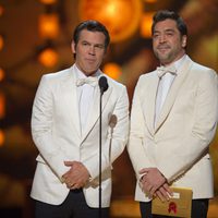 Josh Brolin y Javier Bardem presentan en los Oscar 2011