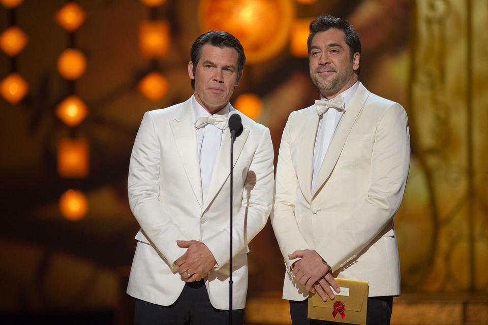 Josh Brolin y Javier Bardem presentan en los Oscar 2011