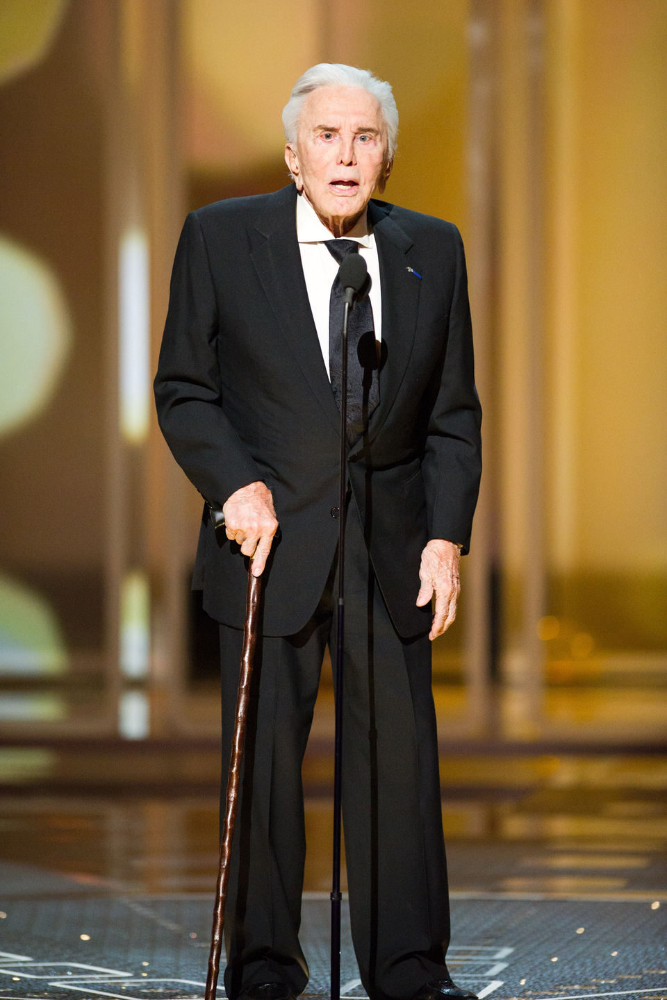 Kirk Douglas en el escenario de los Oscar 2011