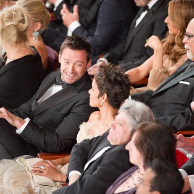 Hugh Jackman charla con Halle Berry en los Oscar 2011