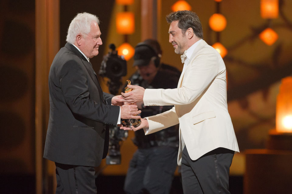 Javier Bardem entrega el premio a David Seidler