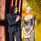 Russell Brand y Helen Mirren presentan un premio en los Oscar 2011