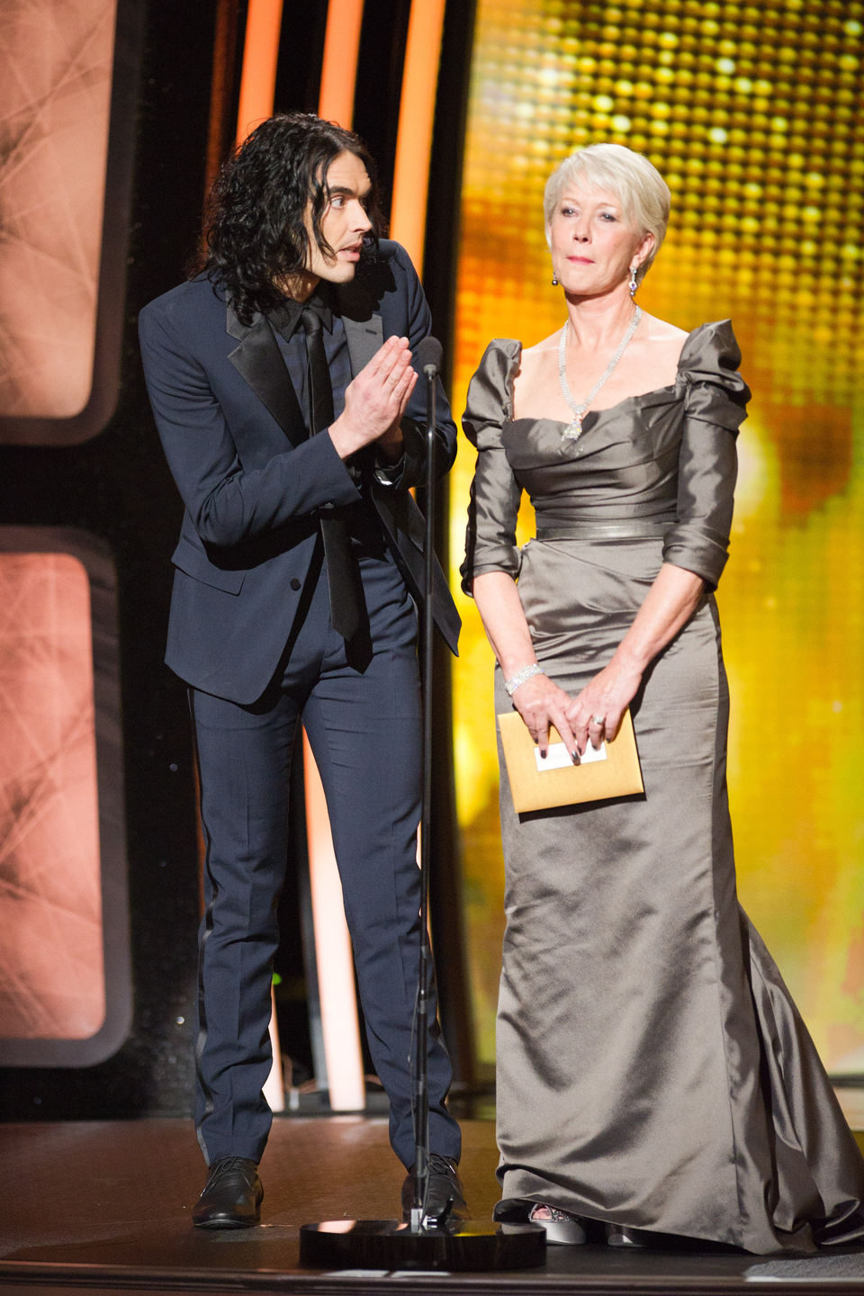 Russell Brand y Helen Mirren presentan un premio en los Oscar 2011