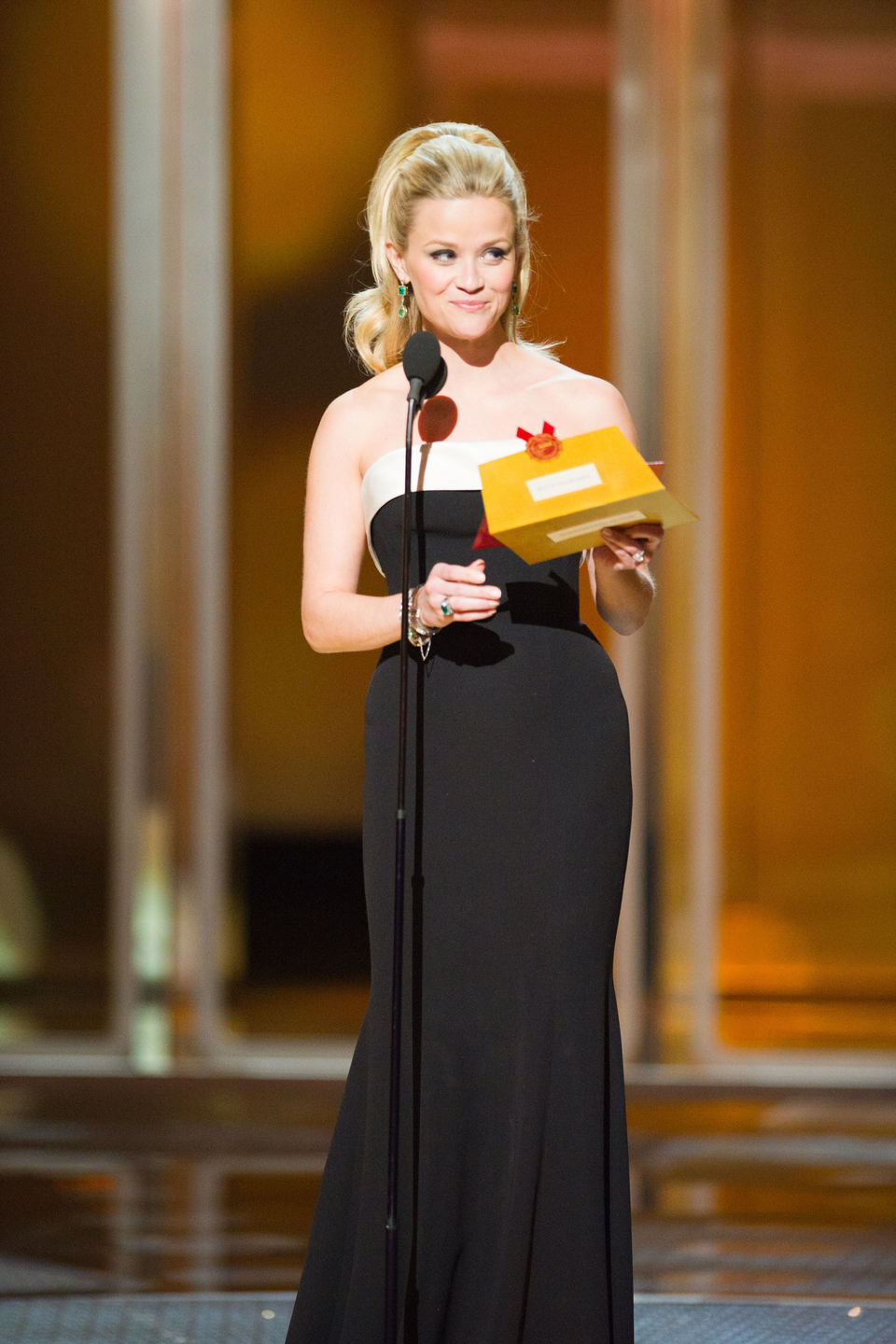 Reese Witherspoon presenta en los Oscar 2011