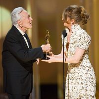 Kirk Douglas entrega un Oscar a Melissa Leo