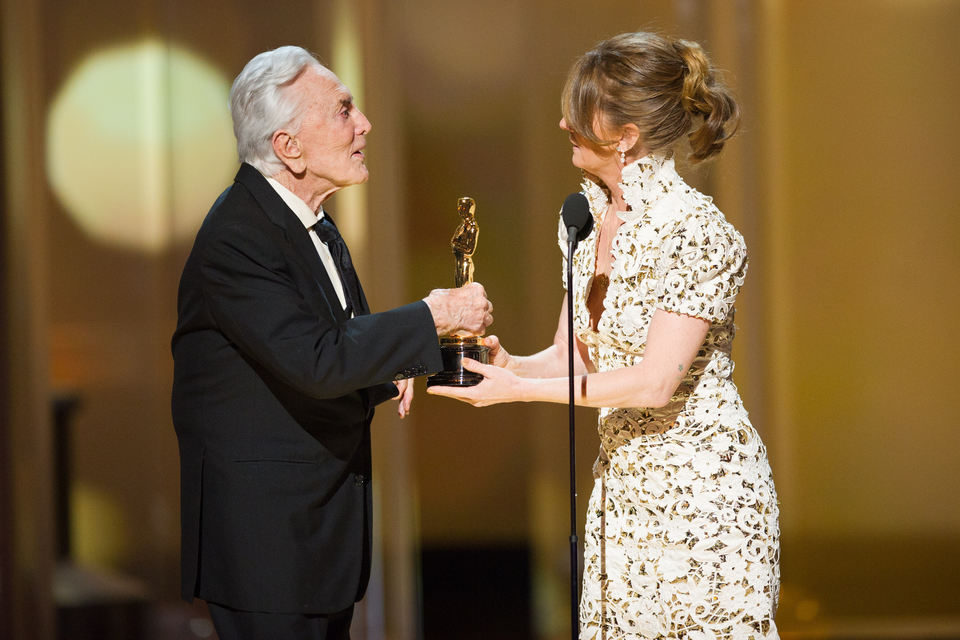 Kirk Douglas entrega un Oscar a Melissa Leo