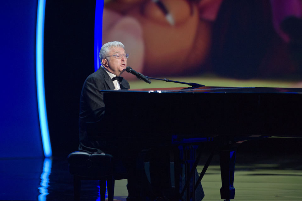 Randy Newman al piano en los Oscar 2011