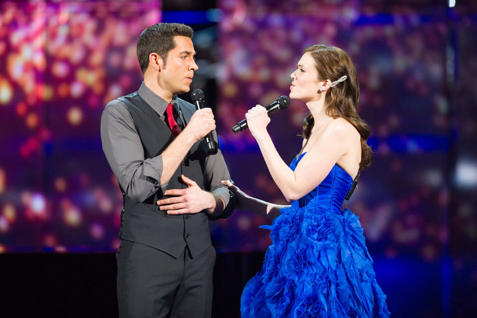 Zachary Levi y Mandy Moore cantan en los Oscar 2011