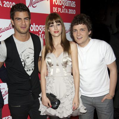 Maxi Iglesias, Úrsula Corberó y Adam Jezierski