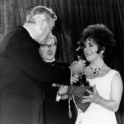 Elizabeth Taylor recoge el Oscar por '¿Quién teme a Virginia Woolf?'