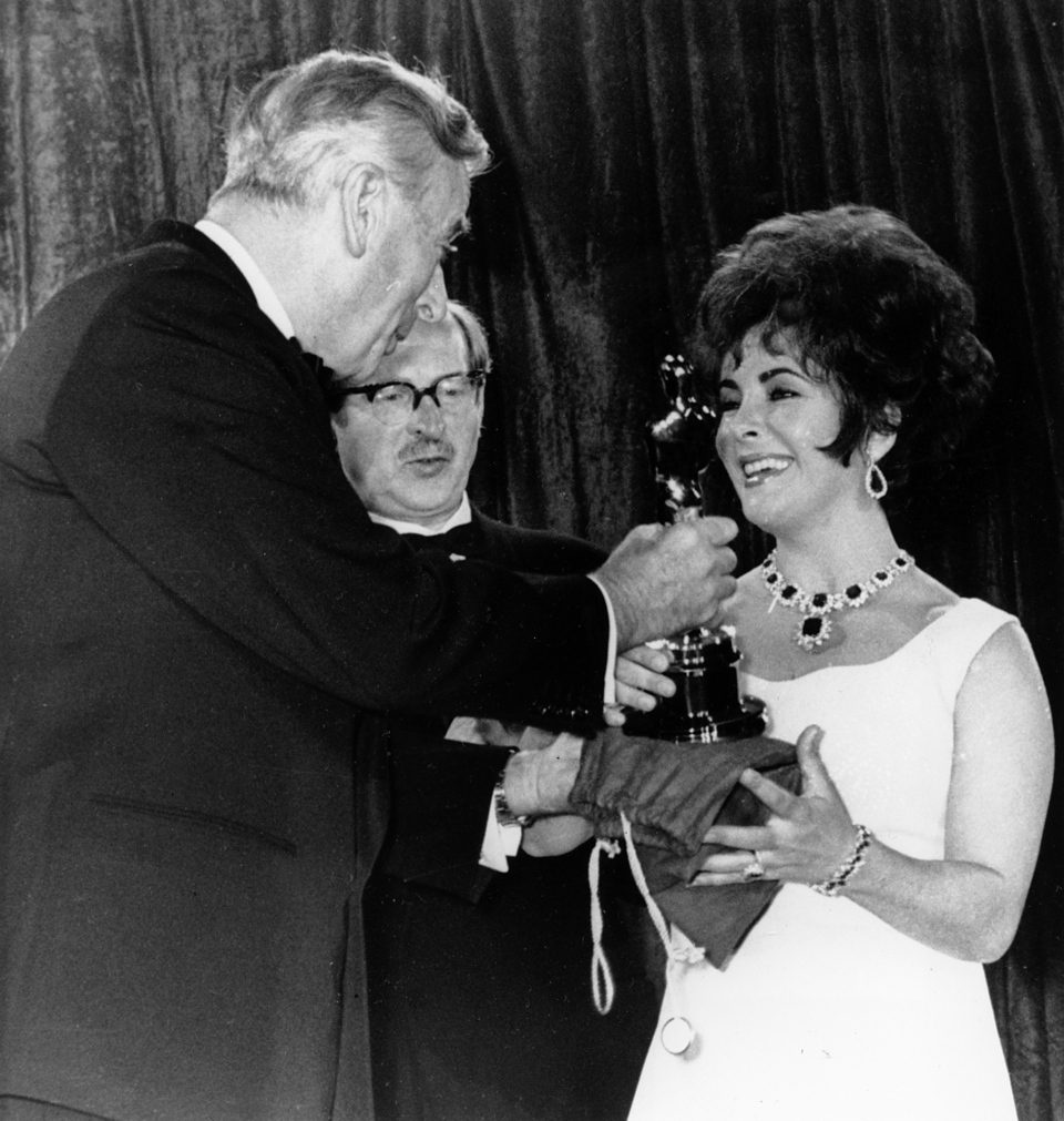 Elizabeth Taylor recoge el Oscar por '¿Quién teme a Virginia Woolf?'