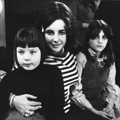 Elizabeth Taylor junto a sus dos hijas