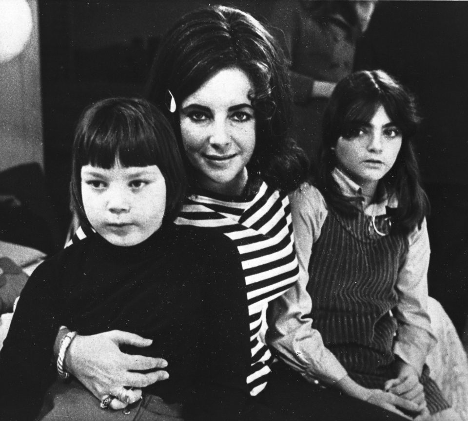 Elizabeth Taylor junto a sus dos hijas