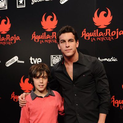 Mario Casas y su hermano Óscar en la premiére de 'Águila Roja, la película'