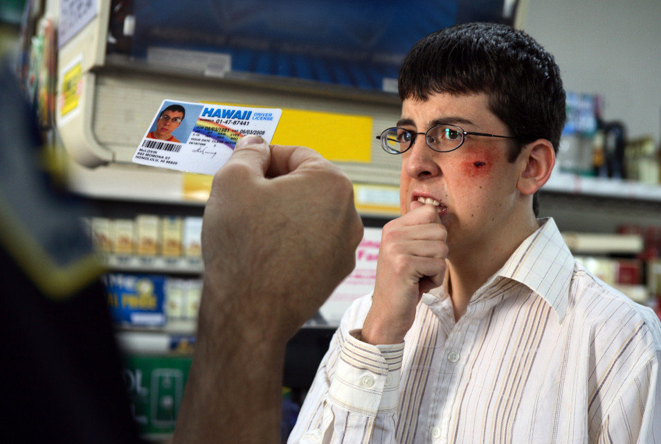 Fogell es el encargado de comprar alcohol bajo el nombre de McLovin