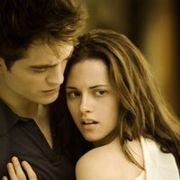 Robert Pattinson y Kristen Stewart en 'Amanecer: Parte 1'