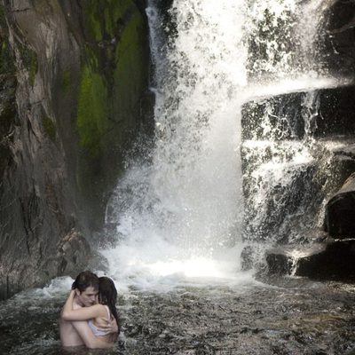 Edward y Bella bajo una cascada en 'Amanecer: Parte 1'