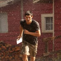 Taylor Lautner bajo la lluvia en 'Amanecer: Parte 1'