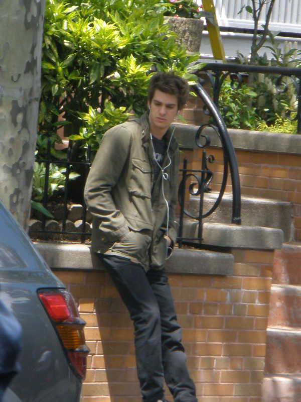 Andrew Garfield espera en el set de 'The amazing Spider-Man'