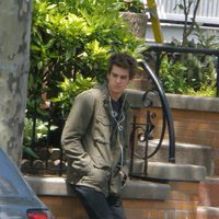 Andrew Garfield espera en el set de 'The amazing Spider-Man'