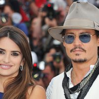 Jonny Depp y Penélope Cruz en el photocall de 'Piratas del Caribe: En mareas misteriosas'