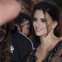 Penélope Cruz saluda al público de la premiére de 'Piratas del Caribe: En mareas misteriosas'