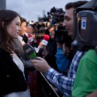 Astrid Bergès-Frisbey habla con los medios en la premiére de 'Piratas del Caribe'